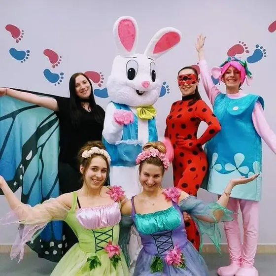 Zając, motyl, biedronka i wróżki z zespołu Just Dance na Dniu Wiosny