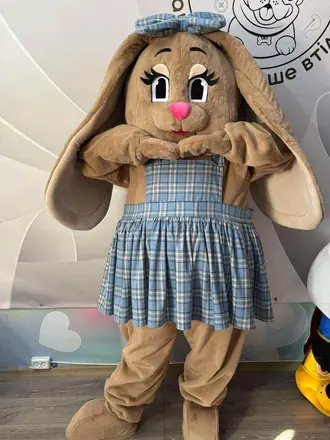 Maskotka zajączek na imprezie dla dzieci